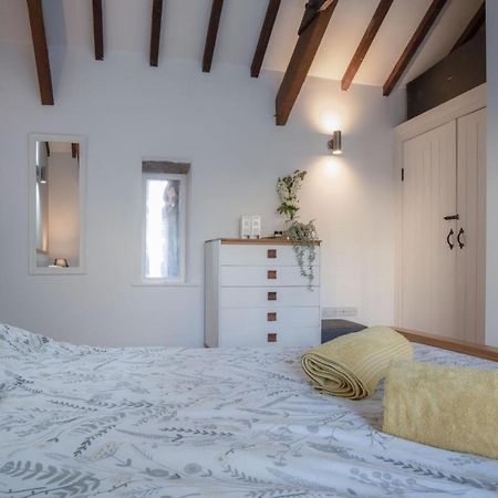 The Old Stables - 3 Bedroom Cottage - Angle Exterior photo