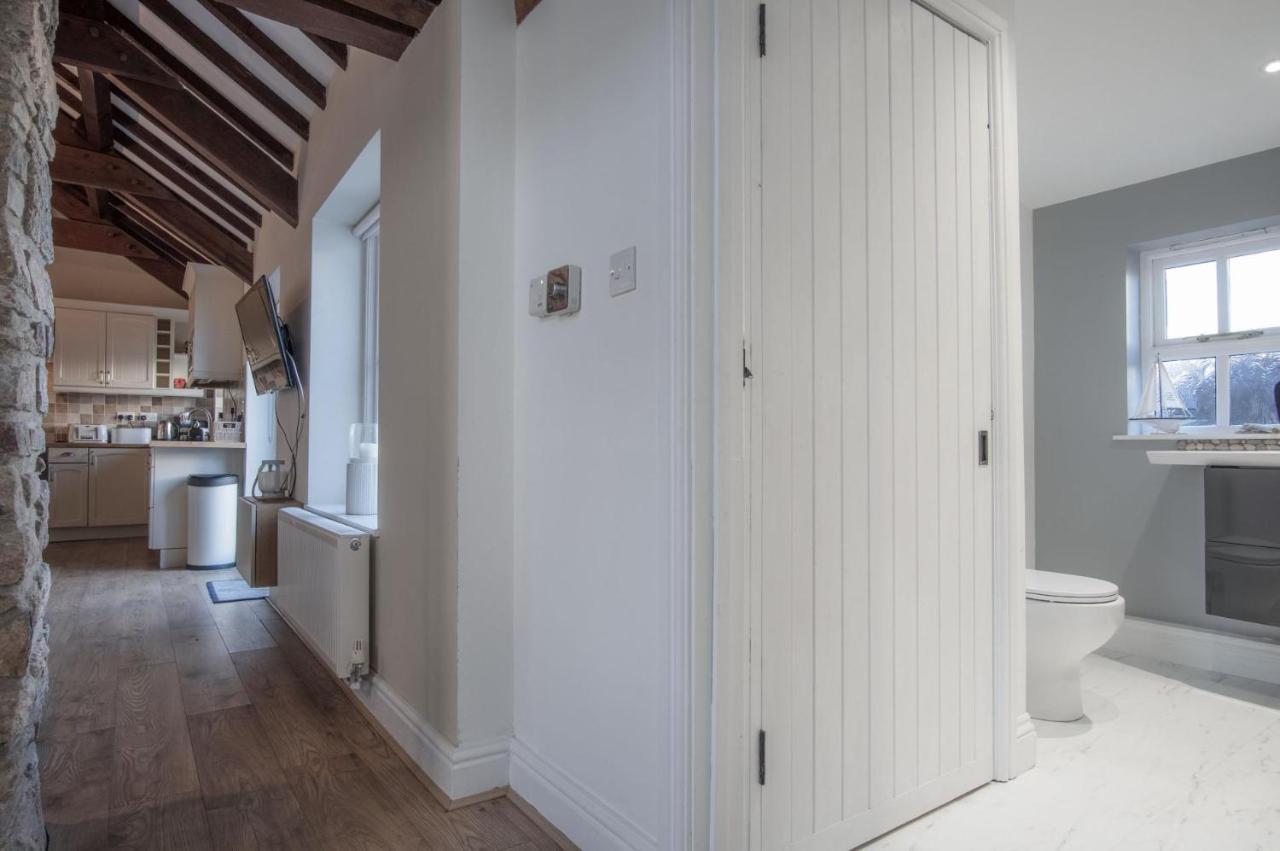 The Old Stables - 3 Bedroom Cottage - Angle Exterior photo