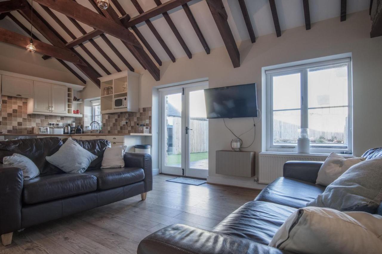 The Old Stables - 3 Bedroom Cottage - Angle Exterior photo